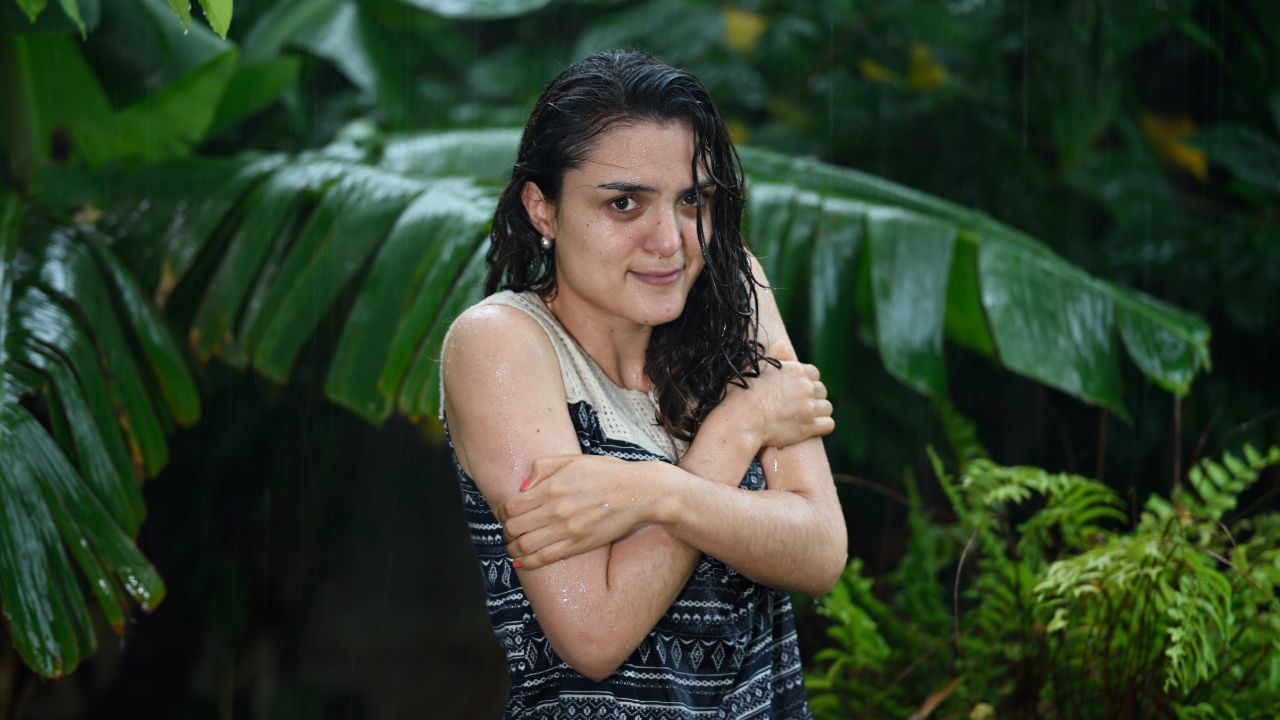 વરસાદમાં ભીના થયા પછી તરત જ, ભીના કપડાં કાઢી નાખો અને સૂકા કપડાં પહેરો અને તમારા વાળને સારી રીતે સુકાવો. ઉપરાંત, હળદરનું દૂધ અને તુલસીનો ઉકાળો જેવી રોગપ્રતિકારક શક્તિ વધારતી વસ્તુઓનું સેવન કરો. સૂકા કપડાં પહેરો અને હળદરનું દૂધ પીઓ. (નોંધ : અહીં આપવામાં આવેલી માહિતી ફક્ત આપની જાણકારી માટે છે. કોઈ પણ ઈલાજ ડૉક્ટરની સલાહ લઈને કરવો.) (All Images - Canva)