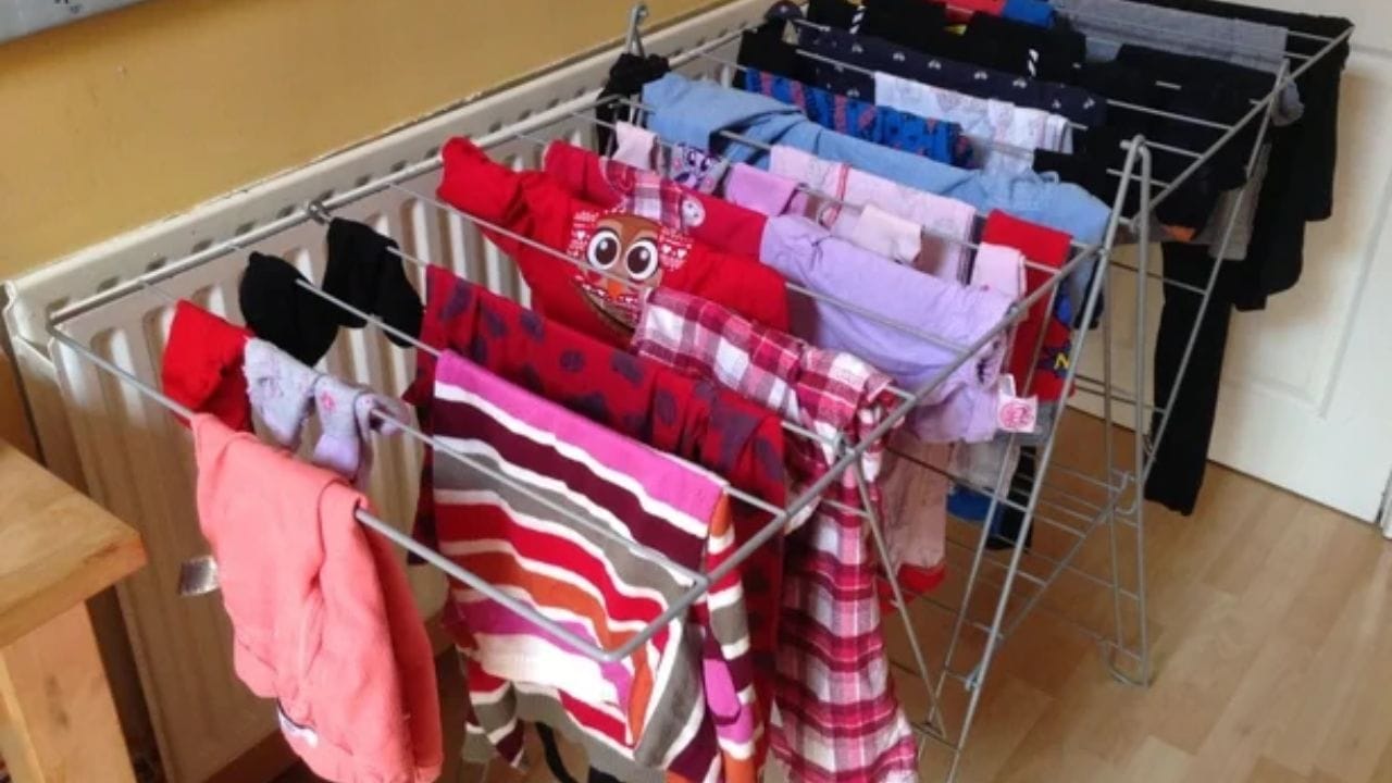 સૂકવવાના રેક અને સૂકવવાની દોરી: ભીના કપડાં સુકવવા માટે સૂકવવાના રેક અથવા સ્ટીલના સ્ટેન્ડનો ઉપયોગ કરો. કપડાંને સારી રીતે નિચોવી લો. તમારા કપડાં લટકાવતા પહેલા તેમાંથી શક્ય તેટલું વધારાનું પાણી નિચોવી લો. તેથી તમે સારી રીતે કપડાં સુકવી શકો. 
