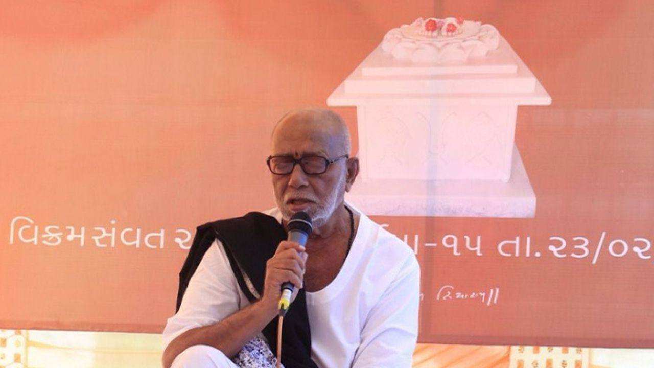 રામ કથાના કથાકાર મોરારી બાપુને કોઈ પરિચયની જરૂર નથી.વિશ્વભરના દેશોમાં પોતાની કથા દ્વારા ભગવાન રામના ગુણગાન ગાનારા મોરારી બાપુનો જન્મ ક્યારે અને ક્યાં થયો હતો અને તેમની પ્રસિદ્ધિનું રહસ્ય શું છે? આ વિશે આજે આપણે વિસ્તારથી વાત કરીએ.