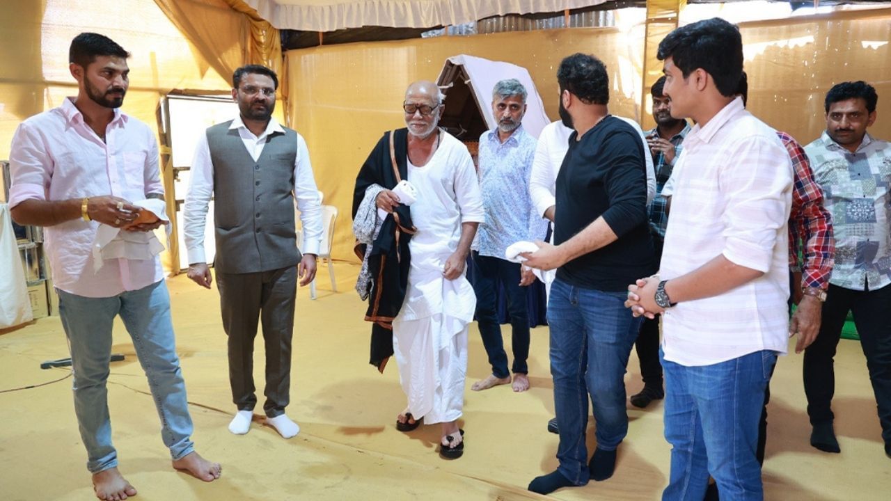 મોરારી બાપુ દેશના ચર્ચિત રામકથા વાચકોમાંના એક છે. દેશમાં જ નહીં દુનિયાભરમાં તે રામકથાનું આયોજન કરે છે.મોરારી બાપુને આજે કોઈ પરિચયની જરુર નથી.આજે મોરારી બાપુનું નામ દેશ વિદેશમાં પણ પ્રસિદ્ધ છે. તો આજે આપણે મોરારી બાપુના જીવન સાથે જોડાયેલી રસપ્રદ વાતો જાણીએ.