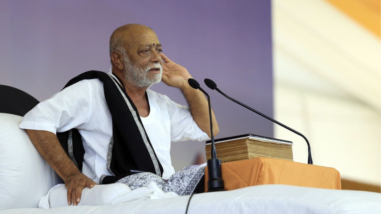 માધ્યમિક શિક્ષણ પૂર્ણ કર્યા પછી, બાપુ જૂનાગઢની શાહપુર શિક્ષક તાલીમ કોલેજમાં જોડાયા. 1966માં, બાપુએ મહુવાની એક પ્રાથમિક શાળામાં શિક્ષણ આપવાનું શરૂ કર્યું હતુ.તમને જણાવી દઈએ કે, મોરારી બાપુએ માત્ર 14 વર્ષની ઉંમરમાં 1960માં રામકથા સંભળાવી હતી. આ કથા તેમણે પોતાના ગામ તલગાજરડના રામ મંદિરમાં સંભળાવી હતી.