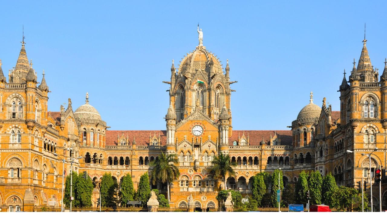 ભારત સ્વતંત્ર થયા બાદ મુંબઈ મહારાષ્ટ્રનું મુખ્ય શહેર બન્યું. 1960માં 'મુંબઈ' મહારાષ્ટ્રની રાજધાની બની. દેશનું આર્થિક કેન્દ્ર  બોલીવૂડ, શેર બજાર, મોટી કંપનીઓ અને વ્યાપારનું હબ. ( આ માહિતી વિવિધ ઐતિહાસિક તથ્યો અને સંશોધનો પર આધારિત છે.  વિગતવાર માહિતી માટે, ઇતિહાસના પ્રમાણભૂત ગ્રંથો અને સંશોધનોનો અભ્યાસ કરવો ઉચિત રહેશે.)  (Credits: - Wikipedia)