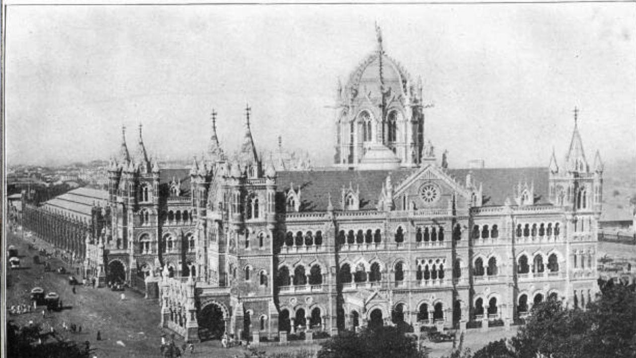 મુંબઈનું મૂળ નામ "મુંબા અથવા મહા અંબા" છે, જે "મૂંબા દેવી" પરથી આવ્યું છે, હિંદુ ધર્મ ધર્મના દેવી મુંબાદેવી અને આઈ જેનો અર્થ મરાઠીમાં “માતા“ થાય છે તેના મિશ્રણ પરથી ઉદભવ્યું છે. (Credits: - Wikipedia)