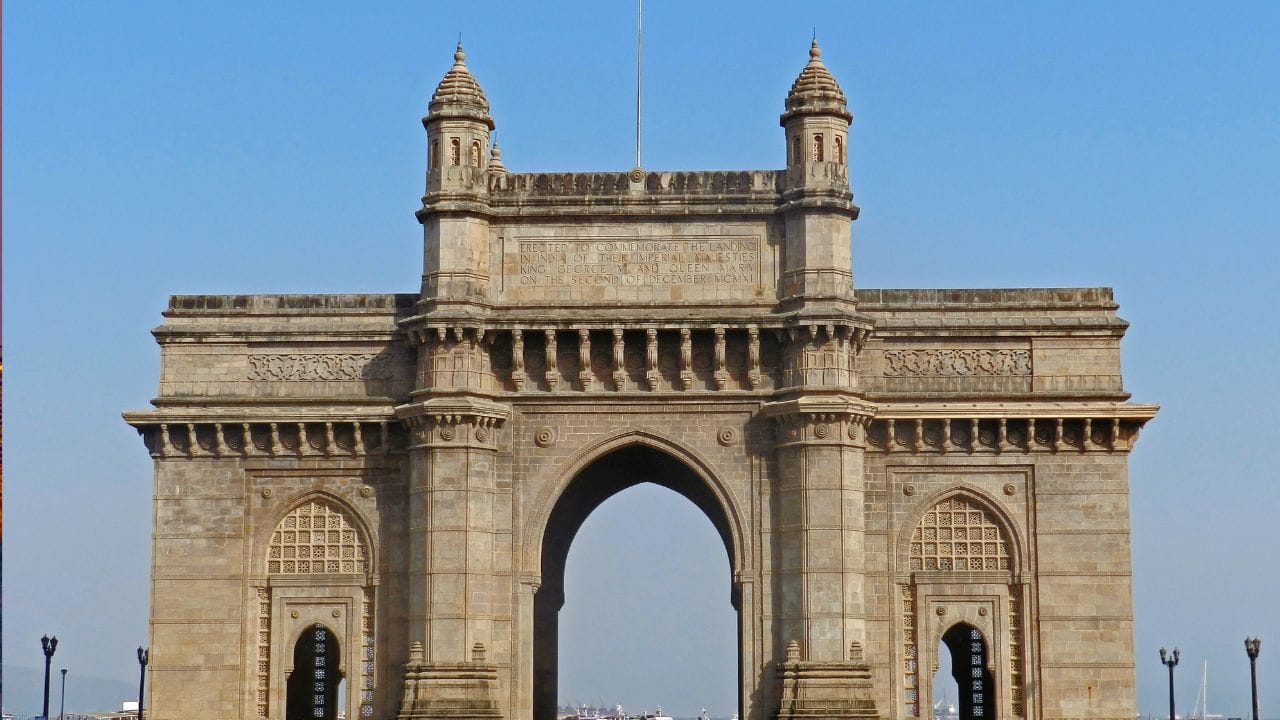 આ ઉપરાંત, ઇતિહાસમાં કેટલીકવાર મુંબઈના પ્રાચીન નામો જેમ કે ‘કાકામુચી’ અને ‘ગાલાજુનકજા’ પણ ઉલ્લેખાયા છે. વર્ષ 1996માં શહેરને તેની મરાઠી ઓળખ અનુસાર સત્તાવાર રીતે ‘મુંબઈ’ નામ અપાયું હતું." (Credits: - Wikipedia)