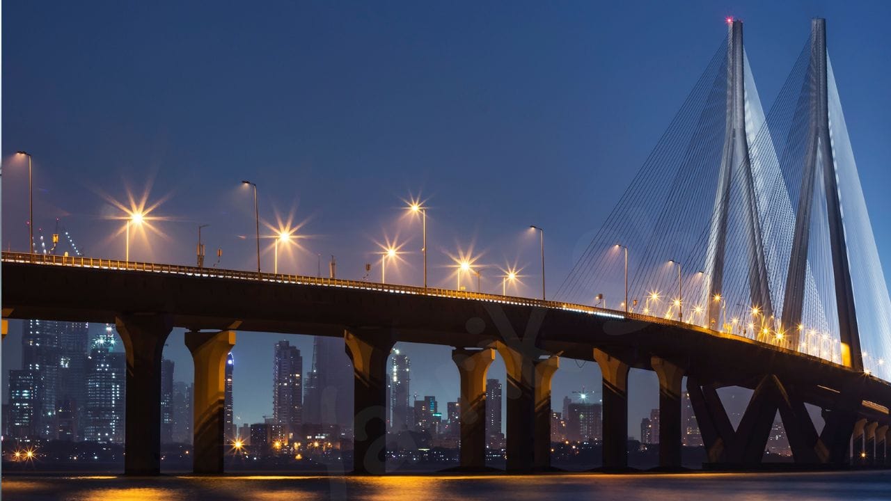 1661માં અહીંની વસતિ લગભગ 10,000 જેટલી હતી, જે 1675 સુધીમાં 60,000ના આંકને પહોંચી હતી. 1687માં બ્રિટિશ ઈસ્ટ ઈન્ડિયા કંપનીએ પોતાનું મુખ્ય મથક સૂરતમાંથી ખસેડીને મુંબઈમાં સ્થિર કર્યું, અને સમય જતા મુંબઈ કંપનીની બોમ્બે પ્રેસિડેન્સીનું વડું મથક બની ગયું. (Credits: - Wikipedia)