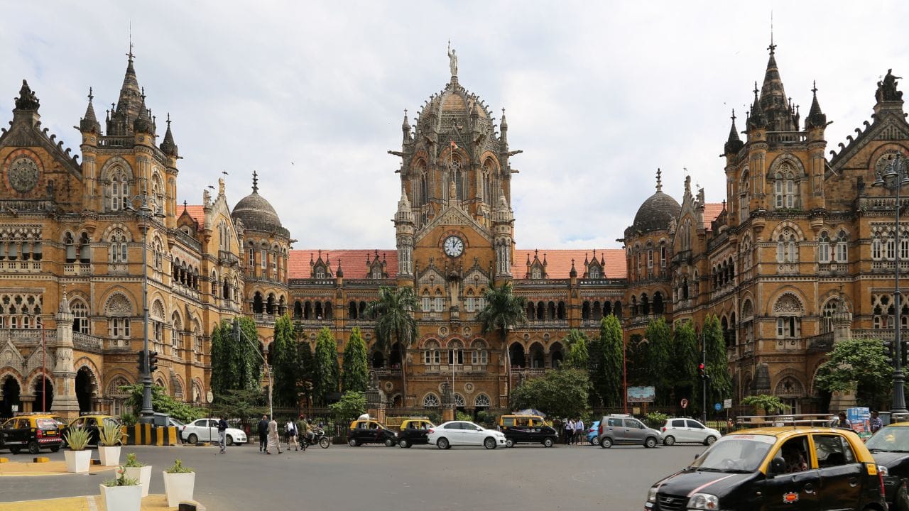 પછી 17મી સદીમાં જ્યારે બ્રિટિશોએ આ વિસ્તારનો કબ્જો મેળવી લીધો, ત્યારે નામનું અંગ્રેજીકરણ કરીને તેને ‘બોમ્બે ’બનાવવામાં આવ્યું. જોકે સ્થાનિક મરાઠી અને ગુજરાતી બોલનાર લોકોએ તેને ‘મુંબઈ’ અથવા ‘મંબાઈ’ કહીને ઓળખતા રહ્યા. હિંદી, ઉર્દૂ અને પર્શિયન ભાષાઓમાં આ શહેર ‘બાંમ્બાઈ’ તરીકે ઓળખાતું રહ્યું. (Credits: - Wikipedia)