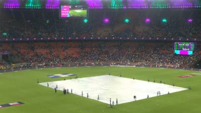 IPL 2025ના આ મહત્વપૂર્ણ મુકાબલામાં નરેન્દ્ર મોદી સ્ટેડિયમમાં ફેન્સની ઓછી હાજરી જોવા મળી હતી. સ્ટેડિયમમાં અનેક સીટ ખાલી જોવા મળી હતી. 