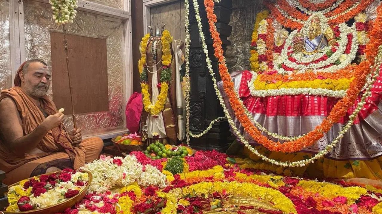મંદિરના પ્રભારી કાર્યકારી અધિકારી મહેન્દ્ર ગૌરે જણાવ્યું હતું કે નીતા અંબાણીએ મંદિર માટે એક કરોડ રૂપિયાનું દાન આપ્યું છે. આ રકમ ફિક્સ ડિપોઝિટમાં રાખવામાં આવશે અને બદલામાં મળતા વ્યાજનો ઉપયોગ દરરોજ મંદિરમાં આવતા લોકો માટે મફત ભોજનનું આયોજન કરવા માટે કરવામાં આવશે.