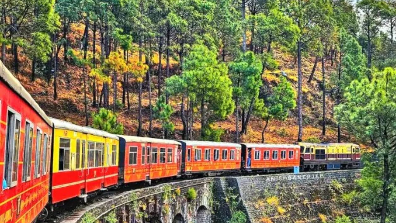 પ્રશ્ન ૫: શું રેલવેએ તાજેતરમાં અન્ય કોઈ ફેરફાર કર્યા છે?
જવાબ: હા, રેલવેએ તત્કાલ ટિકિટ બુકિંગ માટેના નિયમોમાં પણ ફેરફાર કર્યા છે. 1 જુલાઈ, 2025 થી, તત્કાલ ટિકિટ બુક કરવા માટે આધાર વેરિફિકેશન જરૂરી રહેશે. એટલે કે તમારું આધાર કાર્ડ IRCTC વેબસાઇટ અથવા એપ પરથી તત્કાલ ટિકિટ બુક કરવા માટે લિંક થયેલ હોવું આવશ્યક છે.