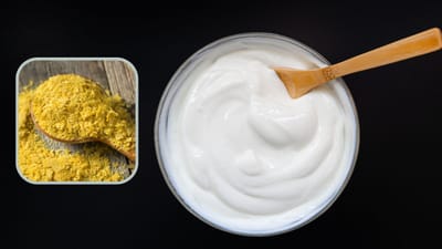 દહીંમાં પ્રાકૃતિક રીતે વિટામિન B12 ની થોડીક માત્રા હોય છે, પરંતુ તેમાં ન્યુટ્રિશનલ યીસ્ટ ઉમેરવાથી આ મિશ્રણ B12નો સારો સ્ત્રોત બની જાય છે. ખાસ કરીને શાકાહારી લોકો માટે આ એક ઉત્તમ વિકલ્પ સાબિત થાય છે.