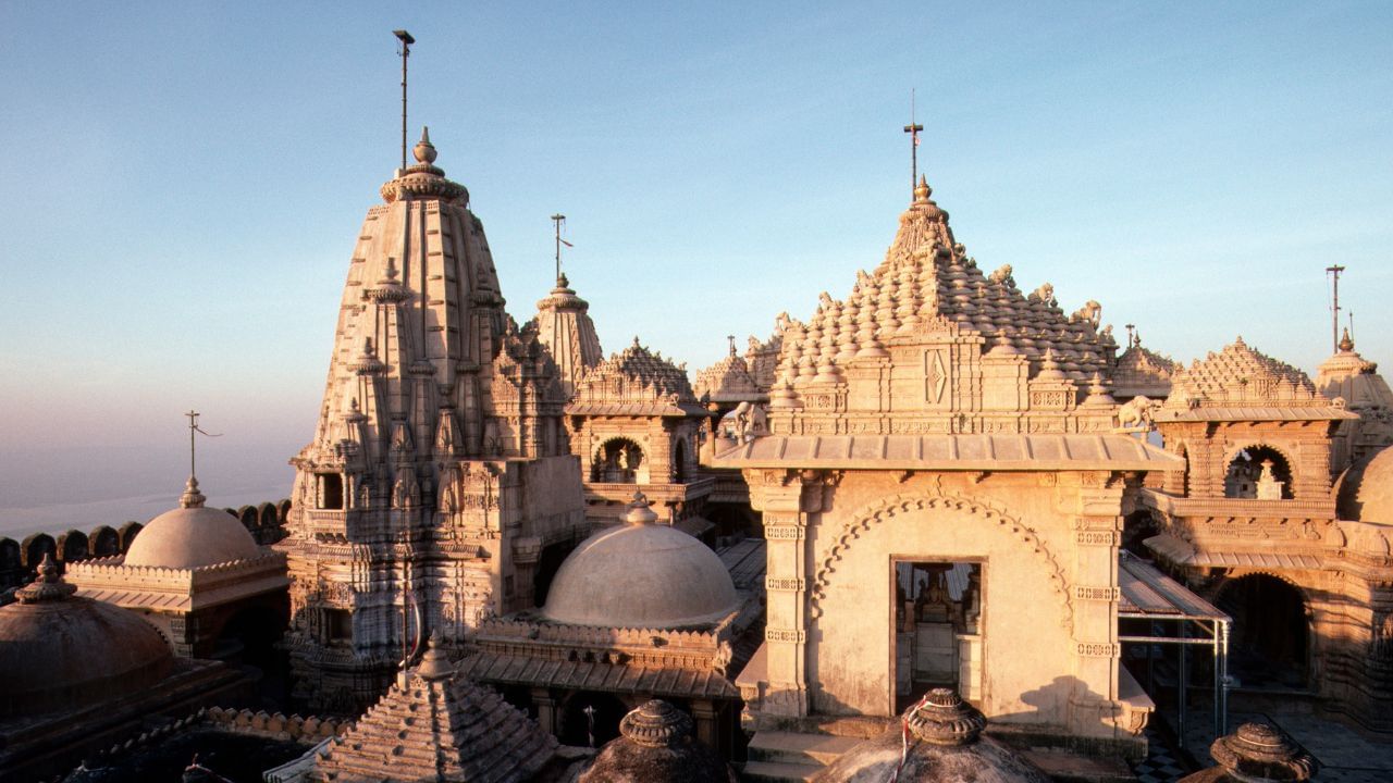 જૈન શાસ્ત્રોમાં પાલીતાણાને "પાદલિપ્તપુર" તરીકે ઓળખવામાં આવ્યું છે, અને એવું કહેવાય છે કે અહીં અનેક તીર્થંકરોને મુક્તિની પ્રાપ્તિ થઈ છે. ( Credits: Getty Images )