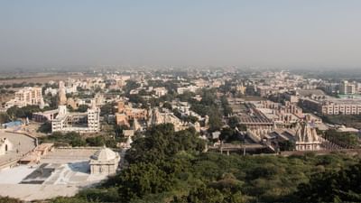 પાલીતાણા શહેરનું નામ તેના પ્રાચીન સંદર્ભો અને ધાર્મિક મહત્વને આધારે આવ્યું હોવાનું મનાય છે. કેટલાક ઐતિહાસિક સ્ત્રોતો મુજબ, પાલિતાણા નામ સંભવત “પાલિત+સ્થાન” પરથી ઊભું થયું છે, જેમાં “પાલિત”નો અર્થ રક્ષિત કે પવિત્ર અને “સ્થાન”નો અર્થ સ્થળ છે.