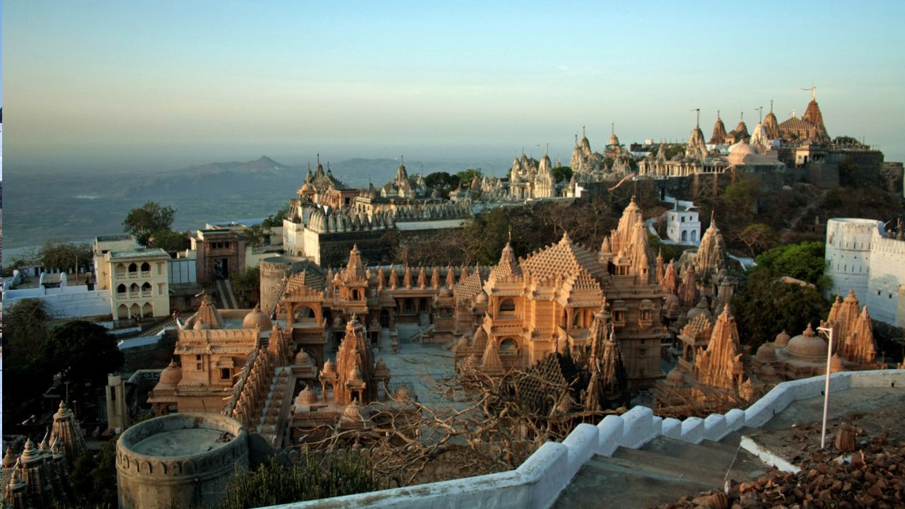 પાલીતાણા ભારતનું સૌથી મહત્વપૂર્ણ જૈન તીર્થસ્થળ ગણાય છે. અહીંના શત્રુંજય પર્વત ઉપર 800થી વધુ જૈન મંદિરો છે, જેને વિશ્વભરના જૈનો માટે અતિશય પવિત્ર ધામ માનવામાં આવે છે. ( Credits: Getty Images )