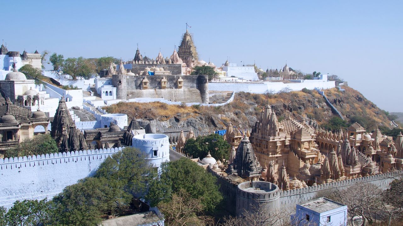 અહીં લગભગ 2076થી વધુ મૂર્તિઓ સ્થાપિત છે. માને છે કે આ પર્વત પર ચઢીને દર્શન કરનાર વ્યક્તિને પાપમુક્તિ અને મોક્ષમાર્ગ મળે છે. ( Credits: Getty Images )