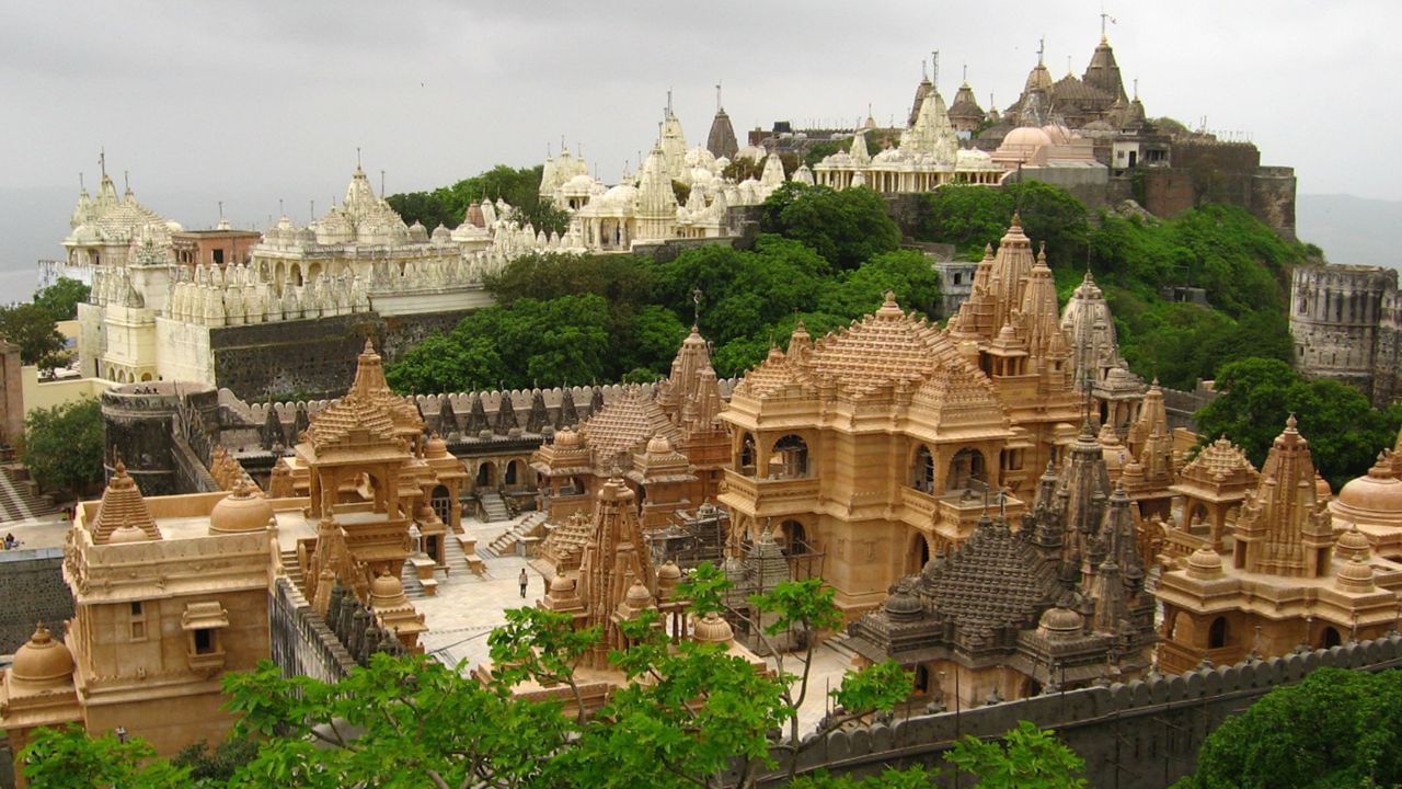 પાલીતાણા એક સમયગાળા સુધી ભાવનગર રિયાસત હેઠળ આવેલું હતું. બ્રિટિશ શાસનકાળ દરમિયાન પણ પાલીતાણાની ધાર્મિક છબી અને સાંસ્કૃતિક મૂલ્ય બદલાયા નહિં. 1948માં ભારતના એકીકરણ પછી પાલીતાણા ભાવનગર જિલ્લાના ભાગરૂપે ભારતીય સંઘમાં સામેલ થયું. ( Credits: Getty Images )