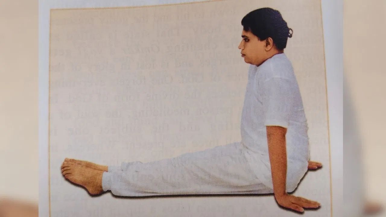 દંડાસનમાં બેસવાની પદ્ધતિ : સ્વામી રામદેવના આ પુસ્તકમાં પગના દુખાવાને રોકવા માટે જે આસનોનો ઉલ્લેખ કરવામાં આવ્યો છે તે દંડાસનમાં બેસીને કરવામાં આવશે. એટલે કે, સાદડી પર બેસો અને પગ આગળ ફેલાવો અને બંને હાથની હથેળીઓ જમીન પર રાખીને આરામથી બેસો. અહીં આપેલા આચાર્ય બાલકૃષ્ણનો ફોટો જોઈને તમે મુદ્રા સમજી શકો છો. ચાલો બાકીના યોગાસનો વિશે જાણીએ.