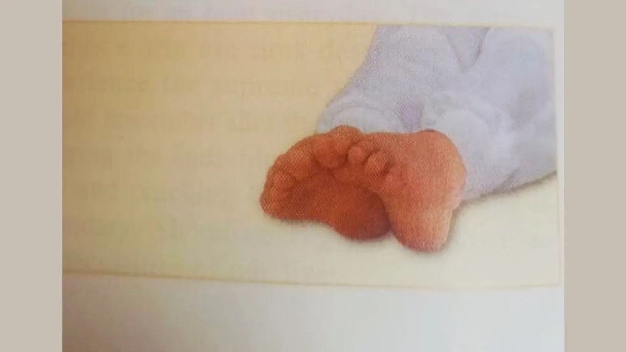 પગના તળિયાના દુખાવામાં રાહત મેળવવા માટે કસરત : પગની ઘૂંટીઓ અને તળિયાના દુખાવાથી રાહત મેળવવા માટે, પહેલા બંને પગને એકસાથે રાખો અને ધીમે ધીમે બંને પગને આગળ અને પછી પાછળ ખસેડો. આમાં પણ આ જ પ્રક્રિયાને પુનરાવર્તિત કરવી પડશે, પગને આગળ વાળીને પછી પાછળ લઈ જવું પડશે.