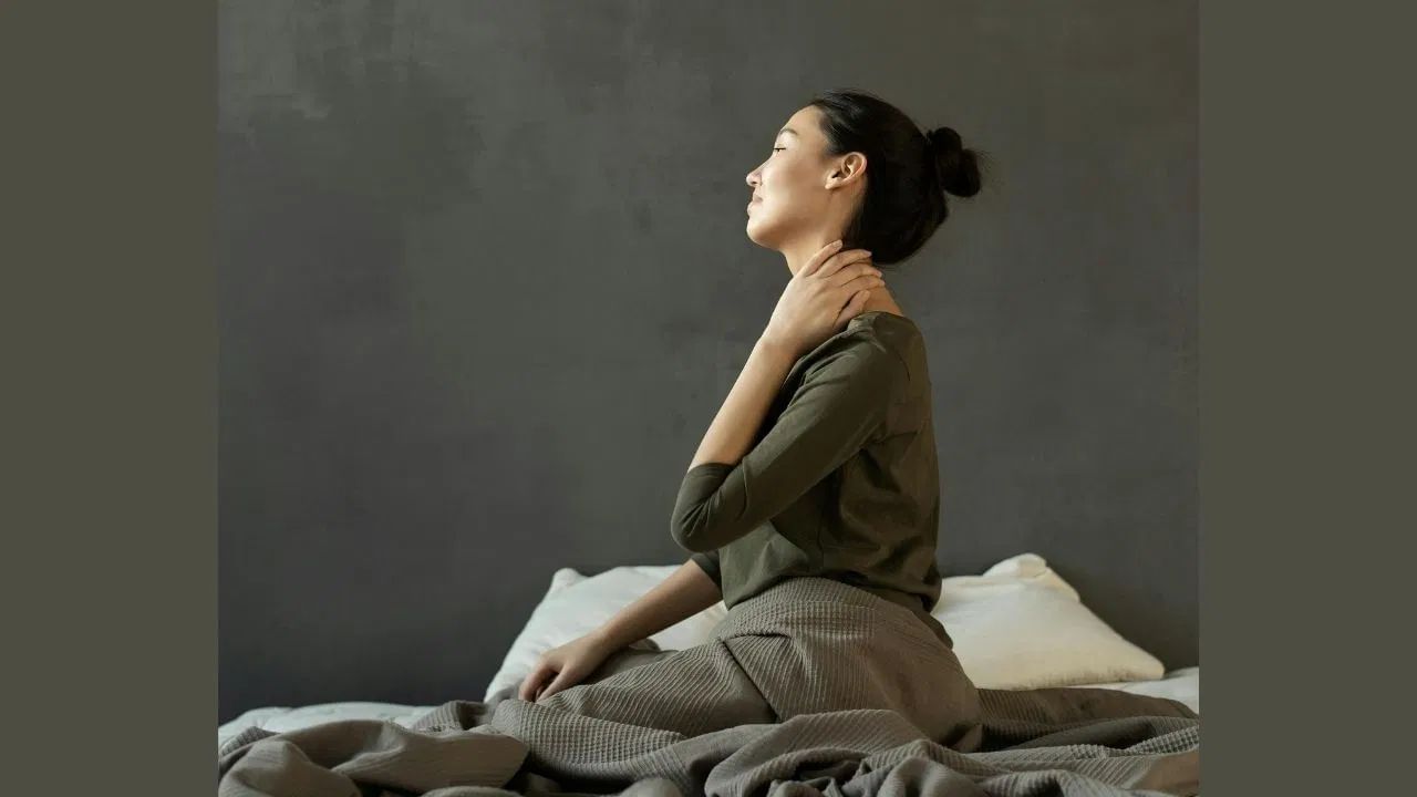 ગરદનના દુખાવામાં રાહત મેળવવા માટે શું કરવું? : પતંજલિના સ્થાપક રામદેવના આ પુસ્તકમાં, ગરદનના દુખાવામાં રાહત મેળવવા માટે હળવી કસરતો પણ કહેવામાં આવી છે, જે ચોક્કસપણે તે લોકોએ કરવી જોઈએ જેમને બેસીને કામ કરવું પડે છે કારણ કે 8-9 કલાક સતત બેસીને કામ કરવાથી ગરદનનો દુખાવો ખૂબ જ સામાન્ય સમસ્યા બની ગઈ છે. આમાં, સીધા બેઠા પછી, પહેલા ગરદનને આગળ વાળો અને પછી તેને પાછળ લઈ જાઓ. આ પછી, તેને જમણી અને ડાબી બાજુ કરો. તેવી જ રીતે, ગરદનને ધીમે ધીમે ફેરવો, એટલે કે, તમારે ગરદન ફેરવવી પડશે.