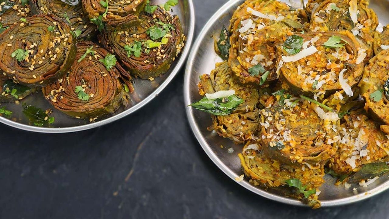 અળવીના પાત્રા બનાવવા માટે સૌથી પહેલા એક વાસણમાં ચણાનો લોટ, લાલ મરચું, આમલીનું પાણી, ગોળ, પાણી ઉમેરીને બેટર તૈયાર કરો. હવે અળવીના પાનને સારી રીતે ધોઈને સૂકાવીને છરી વડે તમામ પાંદડામાંથી નસો કાઢી લો.