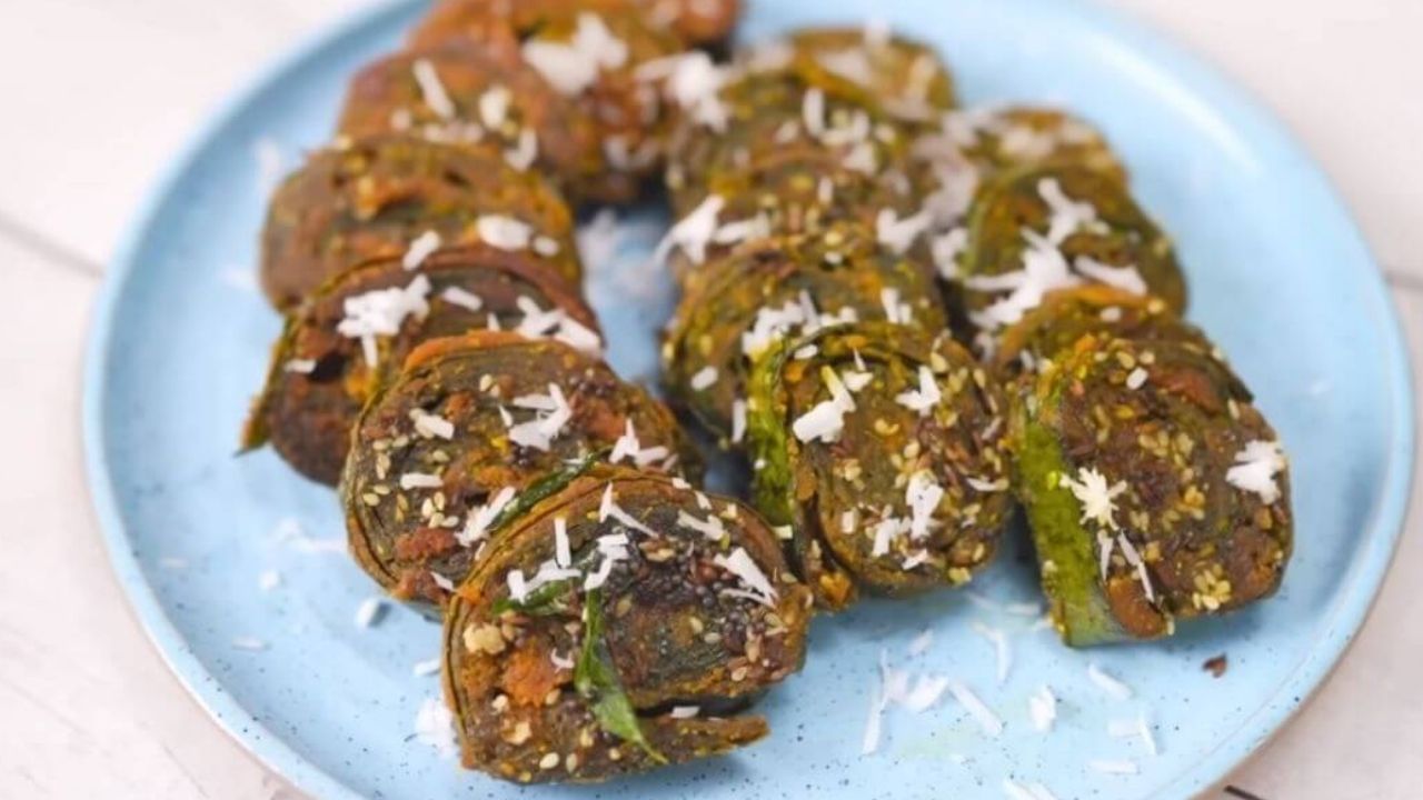 હવે એક પાંદડા પર બેટર ફેલાવી તેના પર બીજું પાન મુકો તેના પર ફરી બેટર લગાવો. ત્યારબાદ તેને ફોલ્ડ કરીને રોલ બનાવીને તૈયાર કરીનો તેને સ્ટીમ કરવા માટે મુકો.