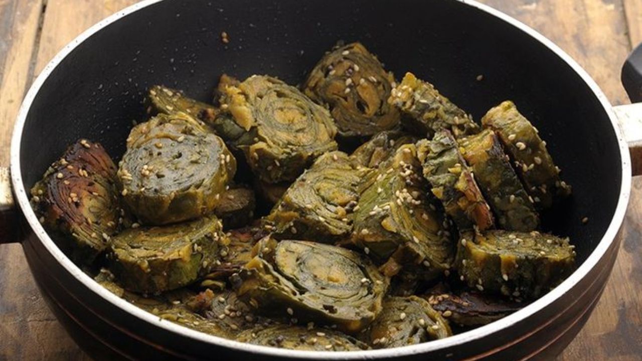 પાત્રા સ્ટીમ થઈ જાય ત્યારબાદ તેના પાતળા રોલમાં કાપી લો. હવે એક કડાઈમાં તેલ ગરમ કરી તેમાં રાઈ, સફેદ તલ, હિંગ ઉમેરી સાંતળીને પછી તૈયાર કરેલા પાત્ર ઉમેરી બરાબર મિક્સ કરી લો.