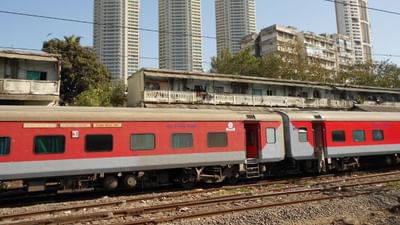 ભારતીય રેલવે પ્રેગ્નન્ટ મહિલાઓને અનેક સુવિધાઓ આપે છે પરંતુ પ્રેગ્નન્ટ મહિલાઓ માટે રેલવે દ્વારા અલગ અલગ સુવિધાઓ છે. હંમેશા મહિલાઓને ટ્રેનમાં મુસાફરી દરમિયાન કેટલીક સુવિધાઓની જાણકારી હોતી નથી.તો આજે આપણે જાણીએ કે, રેલવે પ્રેગ્નન્ટ મહિલાઓને કઈ કઈ સુવિધાઓ આપે છે.