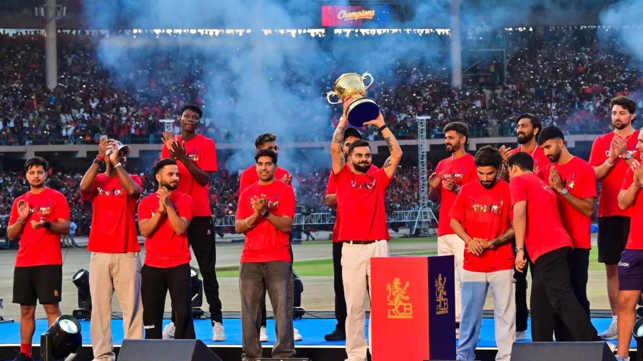 RCBએ નાણાકીય વર્ષ 2024માં 653 કરોડ રૂપિયાની કમાણી કરી છે. તેઓએ પ્રસારણમાંથી 421 કરોડ રૂપિયા અને સ્પોન્સરશિપમાંથી 120 કરોડ રૂપિયાની કમાણી કરી છે.