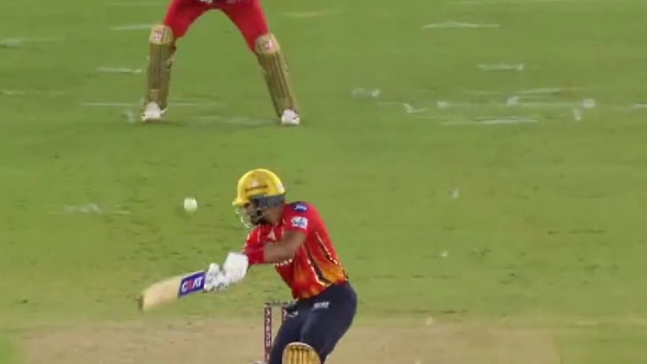 ફાઇનલમાં, RCB એ પહેલા બેટિંગ કરી અને 190 રનનો પડકારજનક સ્કોર બનાવ્યો. જવાબમાં, જ્યારે પંજાબનો ઇનિંગ આગળ વધી રહ્યો હતો, ત્યારે રોમારિયો શેફર્ડે 10મી ઓવરમાં શ્રેયસ ઐયરને આઉટ કર્યો. ઓફ સ્ટમ્પની બહારથી શોર્ટ લંબાઈનો બોલ હતો, શ્રેયસ અય્યરે કટ કરવાનો પ્રયાસ કર્યો, પરંતુ બેટના કિનારા પર ટચ આવી ગઈ. શ્રેયસ અય્યર પોતે જ વોક થઈ ગયો. જીતેશ શર્માને સંપૂર્ણ ખાતરી હતી અને તેણે રિવ્યૂ લેવા પણ કહ્યું હતું,