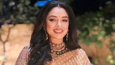 ફિલ્મ ઉદ્યોગની જેમ, ટીવી ઉદ્યોગ પણ ખૂબ જ ઝડપથી વિકસી રહ્યો છે. હવે ઘણા ટીવી શો આવી ગયા છે, જેનો ક્રેઝ લોકોમાં ફિલ્મો અને સિરિઝ કરતાં વધુ છે. અનુપમા સિરિયલ આ સમયે ખૂબ જ હિટ છે. ઘણા લોકોને તે ગમે છે. આ સિરિયલ મહિલાઓની પ્રિય છે. તે જ સમયે, અનુપમા ફેમ અભિનેત્રી રૂપાલી ગાંગુલી પણ કોઈ મોટી સેલિબ્રિટીથી ઓછી નથી. તે એક એપિસોડ માટે લાખો રૂપિયા ચાર્જ કરે છે.