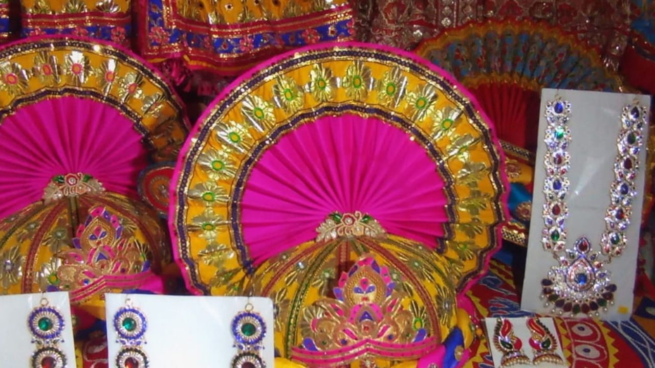 ત્યારબાદ  એકમના દિવસે રાણી કલરના સિલ્કના સ્ટોન વર્કના વાઘા પહેરીને દર્શન આપશે.  એકમના દિવસે રજવાડી પાઘ બનારસી થીમ પર સ્ટોન વર્કથી તૈયાર કરવામા આવી છે.