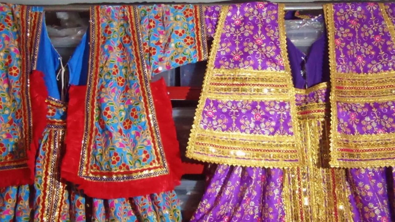 અમાસના દિવસે આસમાની કલરના વેલ્ટના વાઘા પર રેશમની દોરીની સાથે બારીક ડિઝાઈન કરવામાં આવી છે. 