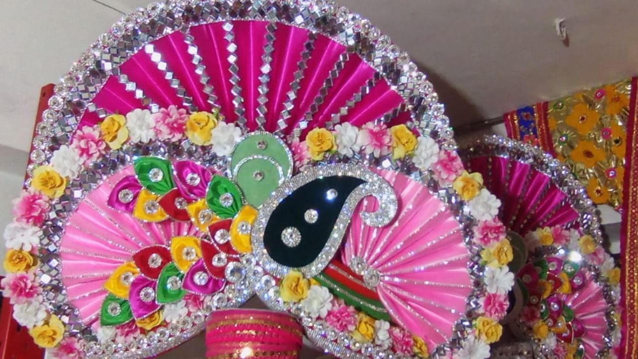 મંગળા આરતી સમયે બનારસી લાલ રંગના મોરની ડિઝાઇન વાળા કસબ વર્ગના હેવી વાઘા ધારણ કરશે. મંગળા આરતી સમયે બે છોગા વાળી સ્ટોન વર્ક અને મિરર ઈમેજ ધરાવતી લાલ અને પીળા રંગની પાઘ ધારણ કરાવશે.