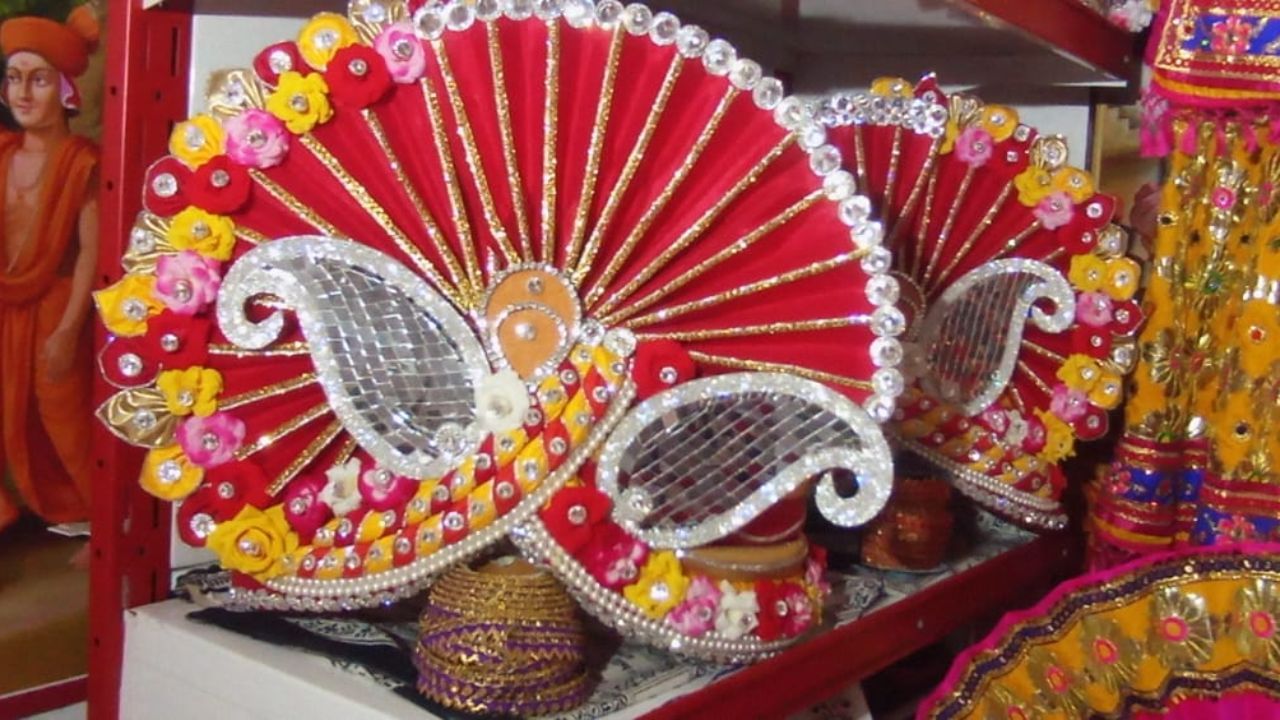 નગરયાત્રા કર્યા બાદ ત્રીજના દિવસે ભગવાન જાંબલી રંગના સિલ્કના વાઘા રેશમ અને કસબ વર્ક થી તૈયાર કરાયેલ ઓછા વજનવાળા વાઘા પહેરાવશે.  ત્રીજના દિવસે એક છોગાની પાઘ જાંબલી રંગના સિલ્કના વાઘા રેશમ અને કસબ વર્ક થી તૈયાર કરવામાં આવી છે.