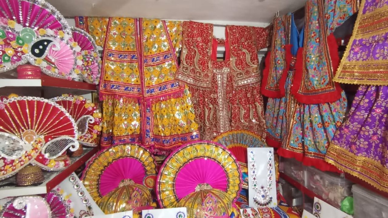 બીજના દિવસે પીળા પીતાંબર ગોટા પત્તીથી તૈયાર કરવામાં આવેલા વાઘા ધારણ કરી ભગવાન નગરયાત્રાએ નીકળશે. પાઘ ગોટા પત્તા વાળી એક છોગા વાળી મોરપીંછ વાળી પાઘ પહેરી નગરયાત્રાએ નીકળશે.