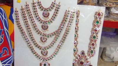 નગરનાથ જ્યારે નગર યાત્રાએ નિકળવાના છે ત્યારે નગરજનો અને મંદિર પ્રશાસન આયોજનમાં જોતરાઇ ગયું છે. ત્યારે આ વર્ષે રથયાત્રા દરમ્યાન ભગવાન કયા દિવસે કયા શૃંગાર ધારણ કરશે અને કયા વાઘા પહેરીને ભક્તોને દર્શન આપશે તે જોઈશું.