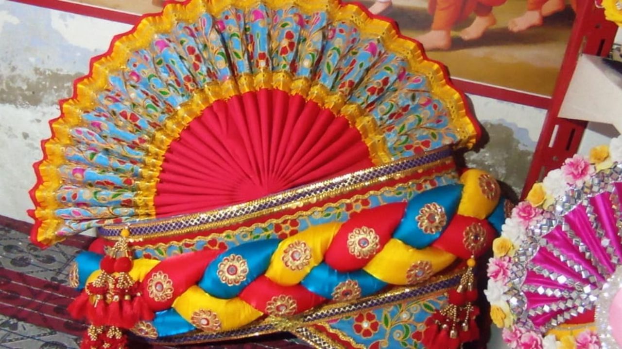 અમાસના દિવસે એક છોગાની 9 કલરથી તૈયાર કરેલી પાઘ ભગવાન ધારણ કરશે. આ પાઘ પહેરીને ભગવાન ભક્તોને દર્શન આપશે. 