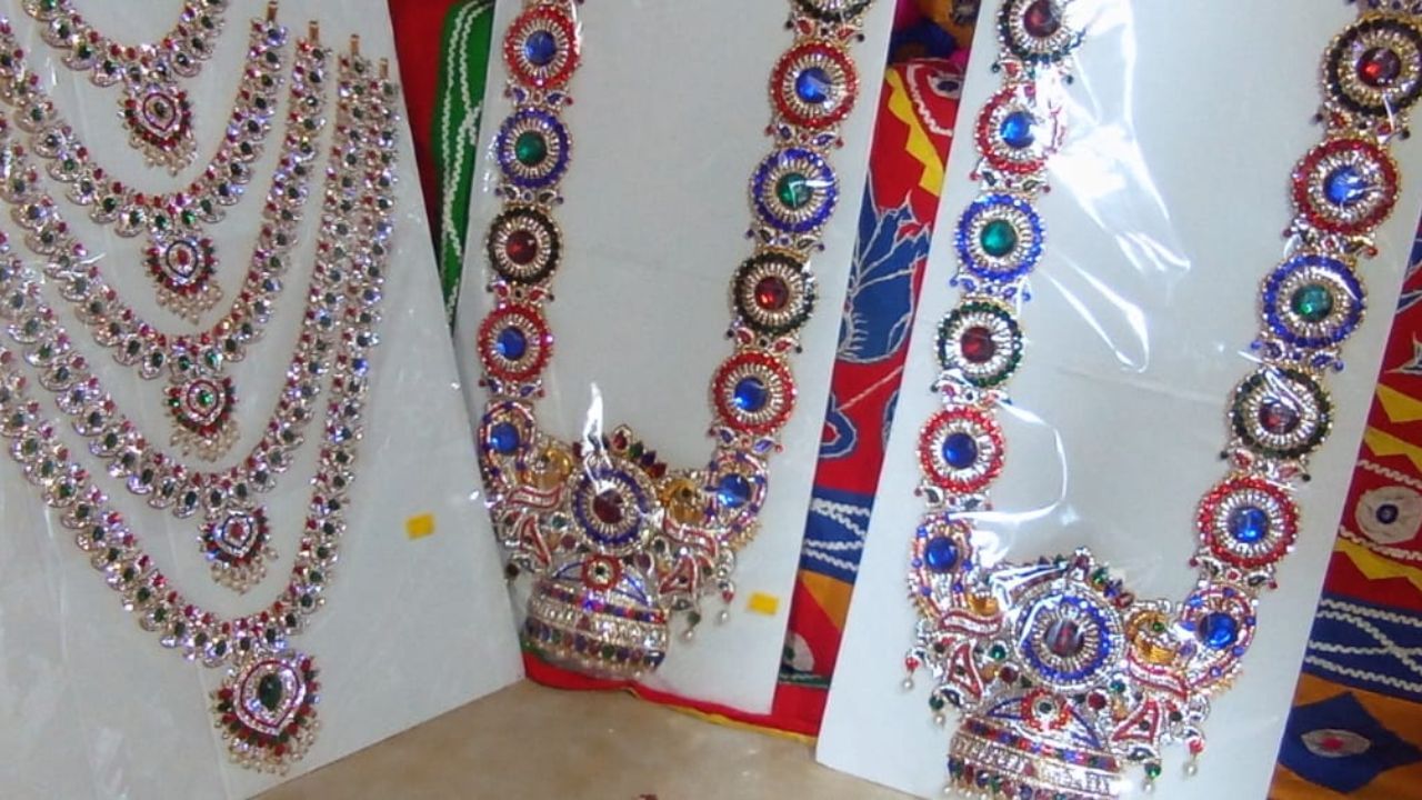 આ વર્ષે પ્રથમ વખત મદ્રાસી ડિઝાઇનના શંખ અને ચક્રના ચિન્હ ધરાવતા હાર ભગવાન પહેરશે. જેમાં ભગવાનનું અલૌકિક દર્શન કરવાનો લહાવો ભક્તોને મળશે.