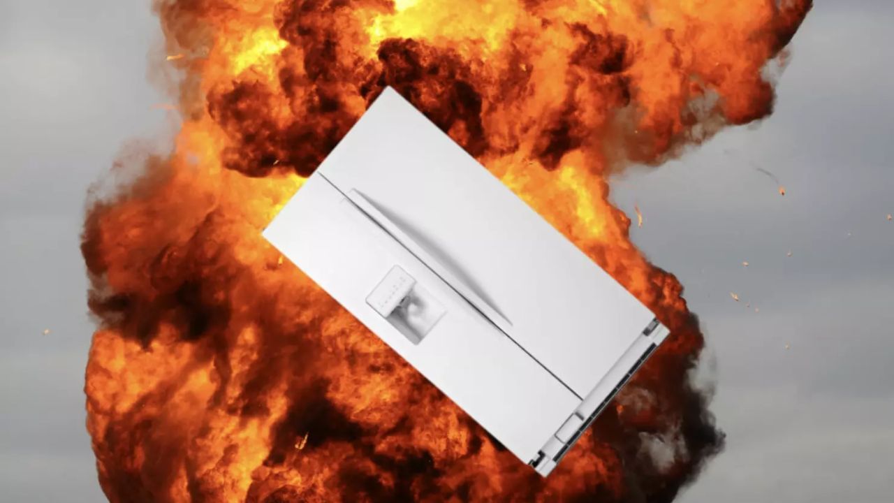 આ ભયથી કેવી રીતે બચી શકાય?: હંમેશા ISI માર્કવાળા ફ્રિજ ખરીદો. યોગ્ય વોલ્ટેજ સ્ટેબિલાઇઝરનો ઉપયોગ કરો. સમય સમય પર તેની સર્વિસ કરાવો. ફ્રિજને દિવાલથી થોડા અંતરે રાખો. જો તમને લીકેજ કે બળવાની ગંધ આવે તો તરત જ પ્લગ દૂર કરો. સ્થાનિક ઇલેક્ટ્રિશિયન પાસેથી તેનું સમારકામ ન કરાવો, કંપની પાસેથી જ સર્વિસ કરાવો.
