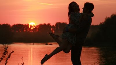 "Gaslighting" એક મનોવૈજ્ઞાનિક ટર્મ છે, જેનો મતલબ છે કોઈ વ્યક્તિ વારંવાર ખોટું બોલી ભ્રમિત કરી કે પછી તેની વાતને નકારી તેની માનસિક સ્થિતિ પર શંકા વ્યક્ત કરવા માટે મજબુર કરી દેવું, સરળ શબ્દોમાં કહીએ તો આ એક પ્રકારની "Mental Manipulation" છે.