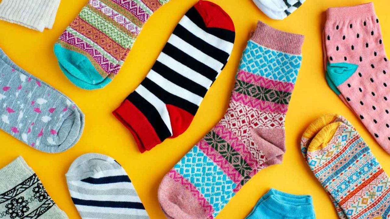 આઈસ પેક કવર: તેવી જ રીતે તમે જૂના મોજાંનો ઉપયોગ આઈસ પેક કવર બનાવવા માટે કરી શકો છો. જો તમારી પાસે આઈસ પેક ન હોય, તો ફ્રીઝરમાંથી કેટલાક આઈસ ક્યુબ્સ લો અને તેને મોજાંમાં મૂકો અને તેનો ઉપયોગ કરો. આ એક સરળ રીત છે.