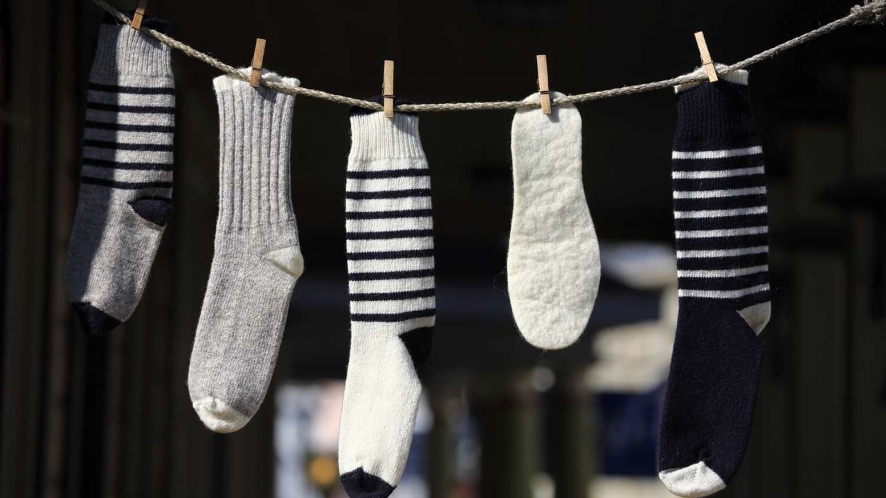 જૂતાનું કવર: તમે જૂતાને ધૂળ અને ગંદકીથી બચાવવા માટે જૂના મોજાંનો ઉપયોગ કરી શકો છો. આ માટે તમારા જૂતા પર મોટા મોજાં મૂકો અને તેને સારી રીતે લપેટી લો. જો તમે હાઈ હીલ્સ માટે કવર બનાવવા માંગતા હો, તો પાછળ છિદ્ર બનાવો.