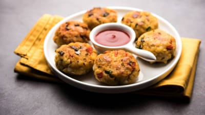 ચોખાની ટિક્કી એક એવી રેસીપી છે જે તમે ઝડપથી બનાવી શકો છો. તે ડીપ ફ્રાઈડ, શેલો ફ્રાઈડ અથવા તો એર ફ્રાઈડ પણ હોઈ શકે છે. જો તમારી પાસે બાફેલા ભાત હોય તો રાઈસ ટિક્કી ગણતરીની મિનિટમાં બની જશે. 