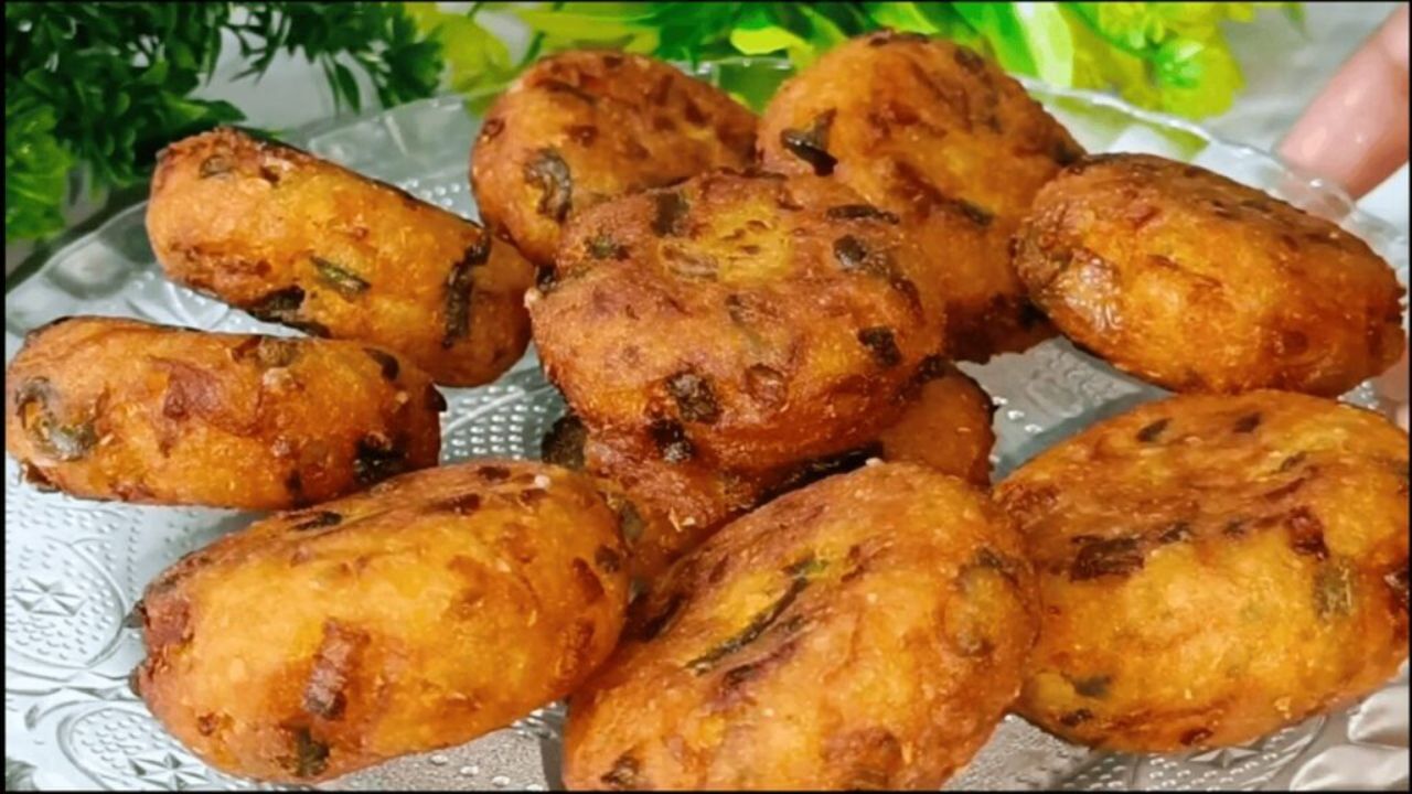 રાઈસ ટિક્કી બનાવવા માટે રાંધેલા ભાત, બાફેલા બટાકા, બારીક સમારેલી ડુંગળી, બારીક સમારેલા લીલા મરચાં,આદુ-લસણની પેસ્ટ, લીલા ધાણા, મીઠું, લાલ મરચું પાઉડર, ગરમ મસાલો, ચણાનો લોટ અને તેલની જરુર પડશે.