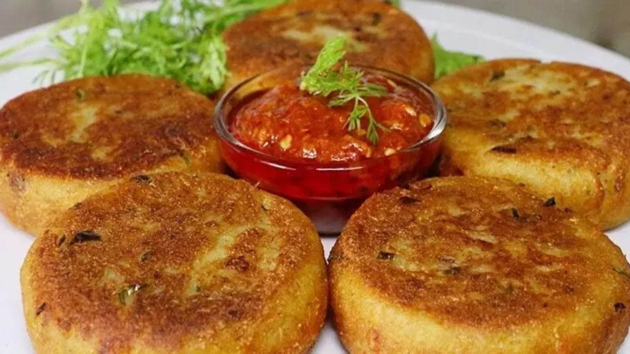 એક મોટા બાઉલમાં રાંધેલા ભાત અને બાફેલા બટાકાને સારી રીતે મેશ કરો. પછી તેમાં સમારેલી ડુંગળી, લીલા મરચાં, કોથમીર, આદુ-લસણની પેસ્ટ, મીઠું, મસાલા અને ચણાનો લોટ ઉમેરો.