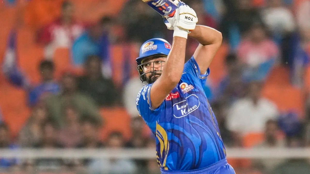 રોહિત શર્માએ આ સિઝનમાં 15 મેચ રમી છે. આ દરમિયાન તેણે 29.85ની સરેરાશથી 418 રન બનાવ્યા છે, જેમાં 4 અડધી સદીનો સમાવેશ થાય છે. આ દરમિયાન તેણે IPLમાં 300 છગ્ગા ફટકારવાની સિદ્ધિ પણ હાંસલ કરી છે. 