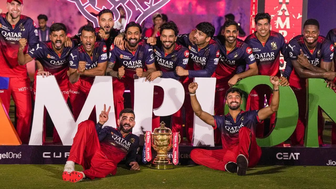રોયલ ચેલેન્જર્સ બેંગલુરુએ IPL 2025માં માત્ર પહેલી ટ્રોફી જીતીને જ નહીં પરંતુ ઘણા મોટા રેકોર્ડ પણ બનાવીને ઈતિહાસ રચ્યો છે. આ સિઝનમાં RCBએ પોતાની બેટિંગ, બોલિંગ અને રણનીતિથી બધાને પ્રભાવિત કર્યા અને ઘણી ઐતિહાસિક સિદ્ધિઓ હાંસલ કરી. જેણે RCBને આ સિઝનની સૌથી ખાસ ટીમ બનાવી.