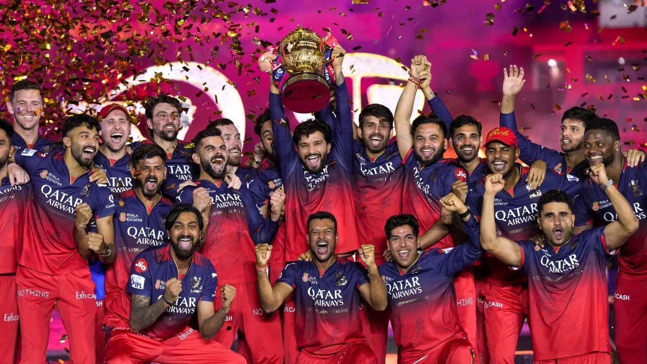 વિરાટની સાથે RCBએ પણ વધુ એક રેકોર્ડ બનાવ્યો હતો. RCB ઈન્સ્ટાગ્રામ પર સૌથી ઝડપી 10 લાખ લાઈક્સ મેળવનારી ટીમ બની ગઈ છે.