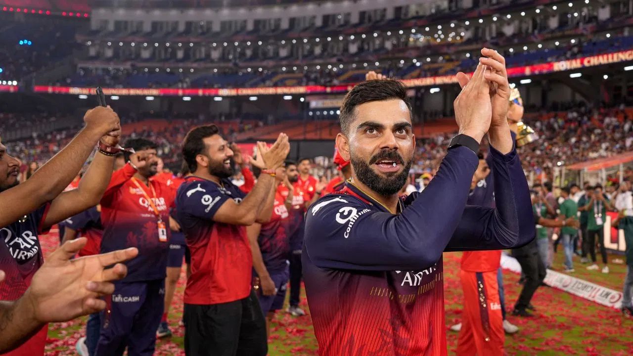 IPL 2025માં, RCB એકમાત્ર ટીમ બની જેણે તેની બધી જ અવે મેચ (હોમ ગ્રાઉન્ડ બહારની મેચ) જીતી. તે IPL ઈતિહાસમાં આવું કરનારી પ્રથમ ટીમ બની. દિલ્હીનું અરુણ જેટલી સ્ટેડિયમ હોય કે કોલકાતાનું ઈડન ગાર્ડન્સ, RCBએ દરેક મેદાન પર પ્રભુત્વ મેળવ્યું. આ પ્રદર્શને તેમને ટુર્નામેન્ટમાં એક અલગ ઓળખ આપી અને જીતનો માર્ગ સરળ બનાવ્યો.