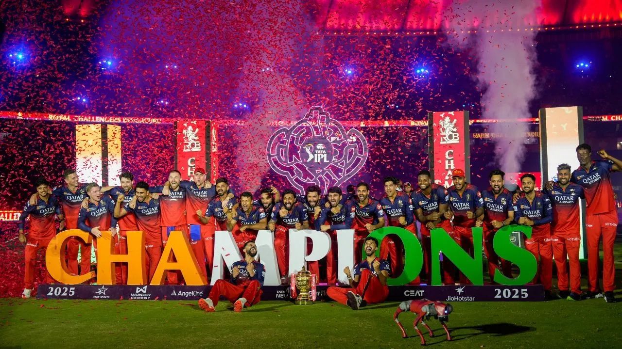RCBની IPL 2025 ટ્રોફી જીતનારી તસવીરને ઈન્સ્ટાગ્રામ પર માત્ર 4 મિનિટમાં 10 લાખ લાઈક્સ મળ્યા હતા.