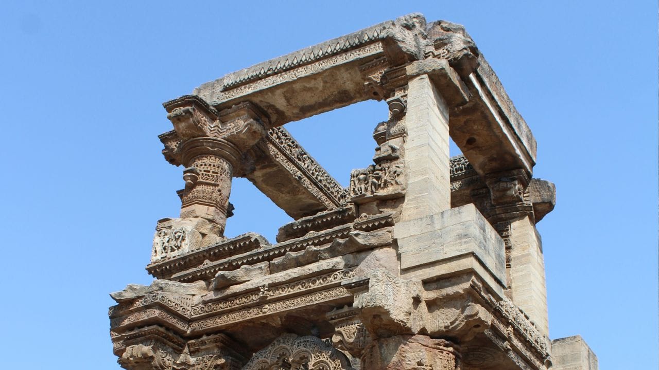 રુદ્રમહાલય નામની પૃષ્ઠભૂમિ ભગવાન શિવના "રુદ્ર" સ્વરૂપ સાથે જોડાયેલી છે. આ મંદિર ભગવાન રુદ્ર, એટલે કે શિવને સમર્પિત હતું. મહાલયનો અર્થ થાય છે,વિશાળ મંદિર અથવા વિશિષ્ટ ધાર્મિક સંકુલ. એટલે, "રુદ્રમહાલય"નો અર્થ થાય છે રુદ્ર (શિવ) માટે બનાવાયેલું ભવ્ય મંદિર. (Credits: - Wikipedia)